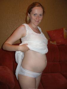 Беременная жена позирует обнаженной и трахается с мужем - фото #13