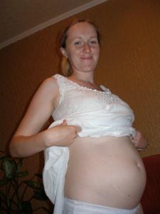 Беременная жена позирует обнаженной и трахается с мужем - фото #16
