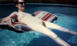 Зрелая женщина плавает в бассейне и загорает обнаженная - фото #12