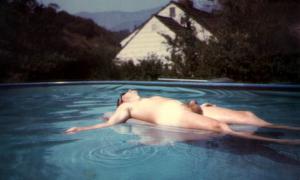Зрелая женщина плавает в бассейне и загорает обнаженная - фото #13