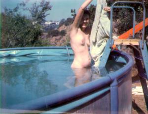 Зрелая женщина плавает в бассейне и загорает обнаженная - фото #6