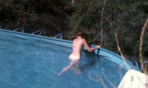 Зрелая женщина плавает в бассейне и загорает обнаженная - фото #7