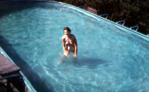 Зрелая женщина плавает в бассейне и загорает обнаженная - фото #8