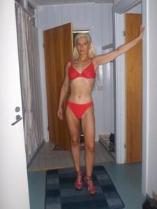 Зрелая финская блондинка позирует дома в нижнем белье и без - фото #13
