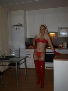 Зрелая финская блондинка позирует дома в нижнем белье и без - фото #17