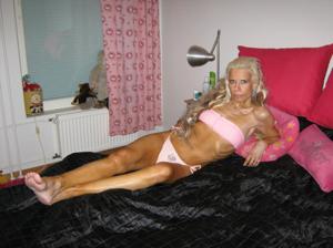 Зрелая финская блондинка позирует дома в нижнем белье и без - фото #18