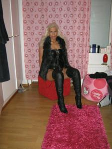 Зрелая финская блондинка позирует дома в нижнем белье и без - фото #23
