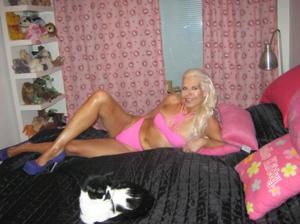 Зрелая финская блондинка позирует дома в нижнем белье и без - фото #24