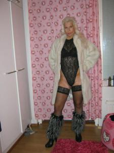Зрелая финская блондинка позирует дома в нижнем белье и без - фото #28