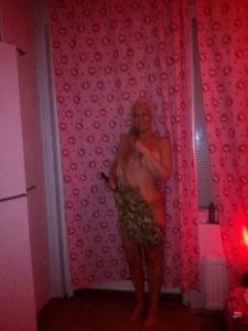 Зрелая финская блондинка позирует дома в нижнем белье и без - фото #5