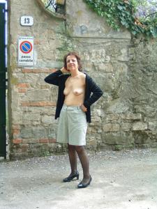 Зрелая жена в Италии раздевается и показывает тело - фото #32