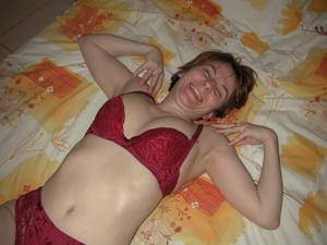 Француженка без трусов позирует в красивых эротичных чулочках - фото #111