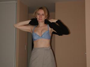 Француженка без трусов позирует в красивых эротичных чулочках - фото #54