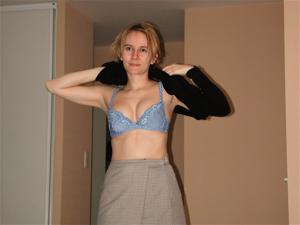 Француженка без трусов позирует в красивых эротичных чулочках - фото #55