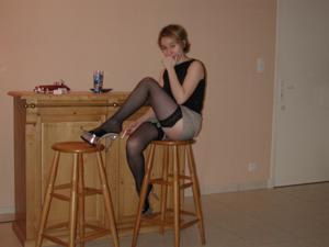 Француженка без трусов позирует в красивых эротичных чулочках - фото #61