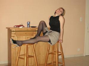 Француженка без трусов позирует в красивых эротичных чулочках - фото #67