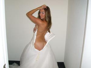 Эротическое шоу смазливой красавицы в белом свадебном платье - фото #10