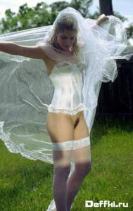 Эротическое шоу смазливой красавицы в белом свадебном платье - фото #14