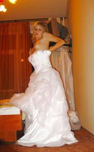 Эротическое шоу смазливой красавицы в белом свадебном платье - фото #25