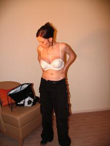 30 летняя телочка с бритой мандой показывает обнаженку - фото #34