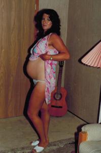 Беременная девка с набухшими сосками показывает волосатую пилотку - фото #21