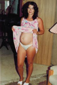 Беременная девка с набухшими сосками показывает волосатую пилотку - фото #22