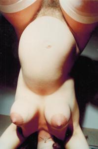 Беременная девка с набухшими сосками показывает волосатую пилотку - фото #54