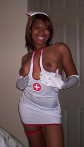 Эротичные снимки сексуальной негритянки в униформе медсестры