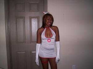 Эротичные снимки сексуальной негритянки в униформе медсестры - фото #2