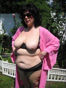 Жирная баба показывает большие дойки и манду на любительских снимках - фото #10