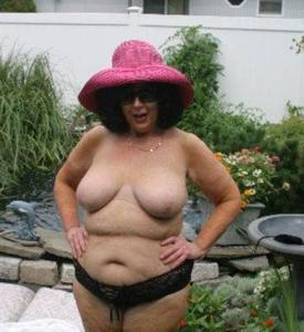 Жирная баба показывает большие дойки и манду на любительских снимках - фото #106