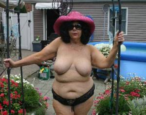 Жирная баба показывает большие дойки и манду на любительских снимках - фото #107