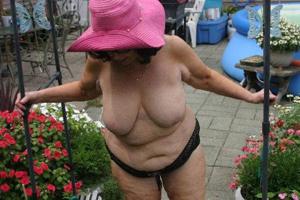 Жирная баба показывает большие дойки и манду на любительских снимках - фото #109