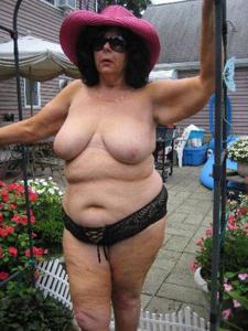 Жирная баба показывает большие дойки и манду на любительских снимках - фото #110