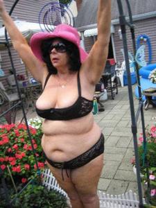 Жирная баба показывает большие дойки и манду на любительских снимках - фото #111