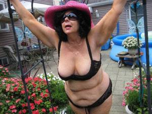 Жирная баба показывает большие дойки и манду на любительских снимках - фото #112