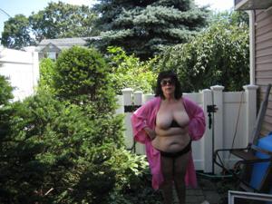 Жирная баба показывает большие дойки и манду на любительских снимках - фото #5
