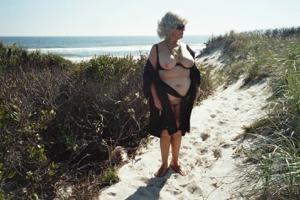 Жирная баба показывает большие дойки и манду на любительских снимках - фото #94