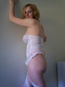 Эротическое шоу в исполнении сисястой белоснежной модельки - фото #27