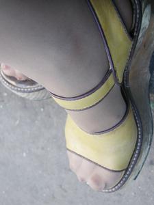 Милаха в короткой юбке показывает красивые голые ножки на улице - фото #12