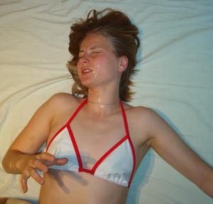 Русская девка умывается спермой после камшота - фото #4