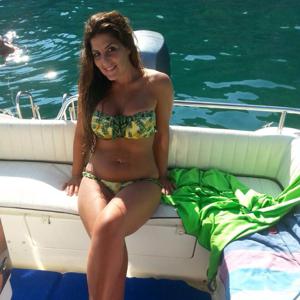 Уникальные снимки итальянок в купальниках и красивых эротичных платьях - фото #17