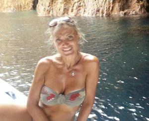 Уникальные снимки итальянок в купальниках и красивых эротичных платьях - фото #60