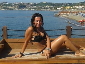 Уникальные снимки итальянок в купальниках и красивых эротичных платьях - фото #71