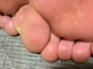 Пальцы ног моей жены крупным планом - фото #7