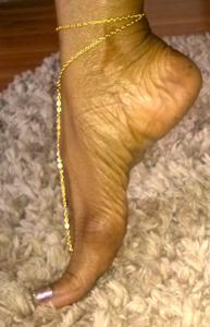 Негритянка обожает свои ножки - фото #21