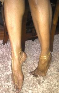 Негритянка обожает свои ножки - фото #22