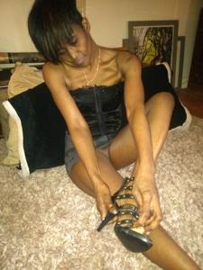 Негритянка обожает свои ножки - фото #26