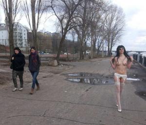 Худой россиянке мороз не страшен - фото #23