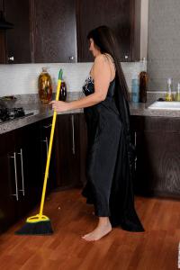 Прекрасная домохозяйка разделась после мытья полов - фото #11